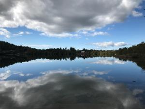 CalbucoTinyhouse Pichi I - vida lenta en Patagonia Costa的水中云层的湖泊美景