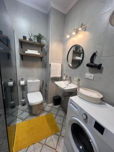 利沃夫Fiesta Apartment on Franka 2BR-6P的一间带洗衣机和水槽的浴室