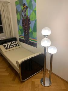 赫拉德茨 - 克拉洛韦Apartment Grossman的一间配有沙发、电视和两个灯的房间
