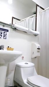 皮乌拉Di Costa Hotel的白色的浴室设有卫生间和水槽。
