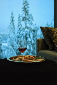 索特Villa Auroras Kettu的桌上的一小盘食物和一杯葡萄酒