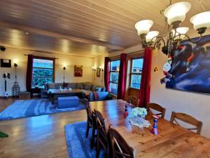 桑讷菲尤尔Mikael's Bed & Spa的一间带木桌的用餐室和一间客厅。