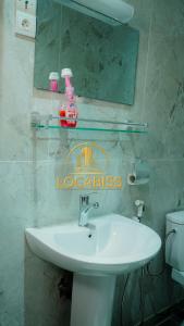RufisqueLOCABISS Appartement VIP的一间带水槽、镜子和卫生间的浴室