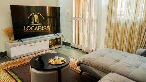 RufisqueLOCABISS Appartement VIP的带沙发和平面电视的客厅