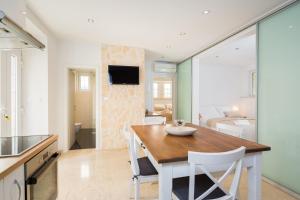 斯普利特Superior Apartment CASA SPALATO的厨房以及带桌椅的用餐室。