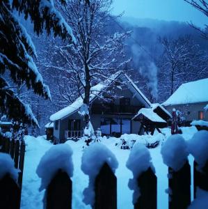 BogaCabana Valea Rea, Boga的被雪覆盖的房子