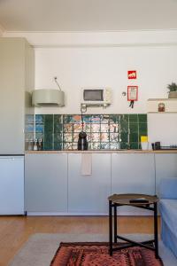 里斯本奥昆托埃斯奎尔多旅馆的一间厨房,内设白色橱柜和一张桌子