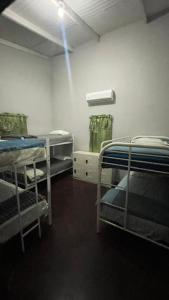科潘玛雅遗址Stella Hostel Copán的一间房间,设有三张双层床