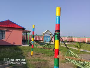 JaliapāraCoral lagoon resort的一组五颜六色的圆柱形游戏,带有游乐场