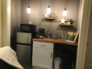 罗克波特Star Suite on the Midcoast的厨房配有微波炉和冰箱。