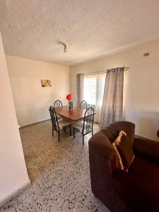 拉塞瓦Villas del Mar的客厅配有桌子和沙发