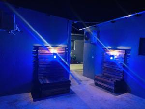 察嫩Executive Galaxy Guest House Nkowankowa Extension 2的一间暗室,拥有蓝色的灯光和楼梯