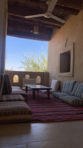 锡瓦Siwa desert home的带沙发和桌子的客厅