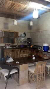 锡瓦Siwa desert home的厨房配有桌子和一些椅子