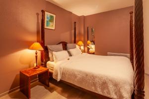 维泰勒Providence Hotel的一间卧室配有一张床和两盏灯。