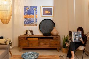 雅典Alios, Luxury Living Athens的坐在客厅椅子上的女人