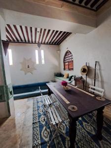 拉穆Pwani House - Lamu Seafront的客厅配有木桌和沙发