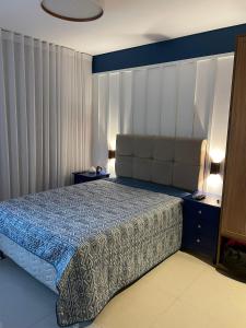 因巴塞Pé na areia - Reserva Ecológica - Tranquilidade的一间卧室配有一张带蓝色棉被的床