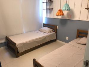 因巴塞Pé na areia - Reserva Ecológica - Tranquilidade的一间客房内配有两张床的房间