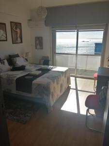 利马索尔Amazing Sea Place的一间卧室配有一张床,享有海景