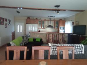 昆卡casa rural El Burrillo的客厅配有沙发和桌子