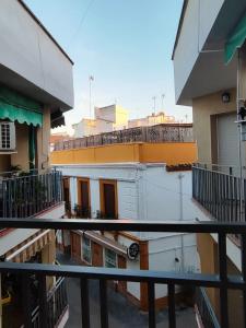 安度亚尔Fernando Quero 21的从大楼的阳台上可欣赏到风景