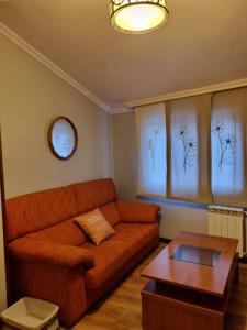 维戈Loft Teis的客厅配有沙发和桌子