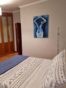 维戈Loft Teis的一间卧室配有一张壁画床