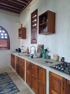 拉穆Pwani House - Lamu Seafront的厨房配有木制橱柜和台面