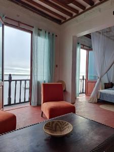 拉穆Pwani House - Lamu Seafront的海景客厅