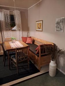 克拉姆福什Klockestrandstugan-Höga kusten的配有床、桌子和沙发的房间