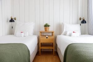 里斯本奥昆托埃斯奎尔多旅馆的两张睡床彼此相邻,位于一个房间里