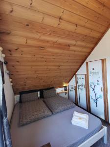 桑讷菲尤尔Mikael's Bed & Spa apartment的木天花板的客房内的一张床位