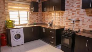 拉各斯BOL LODGE AND APARTMENT的厨房配有洗衣机和洗衣机。