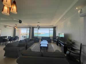 杜拉特阿拉尔Fun Beach - Durrat AL Arous的带沙发和电视的大型客厅