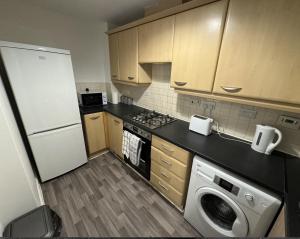 威灵堡Modern TownHouse - 3 bed 2.5 bath 2 Private Gated Parking的厨房配有白色冰箱和洗碗机。