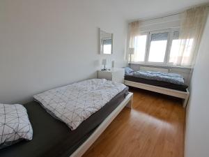 采列Charming Celje City Center Apartment的一间卧室设有两张床和两个窗户。