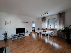 采列Charming Celje City Center Apartment的客厅配有白色桌子和电视