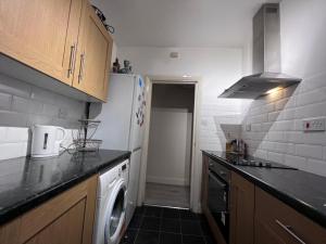 伦敦Relaxing&Cozy Room的厨房配有白色冰箱和洗碗机。