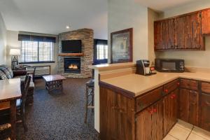 约翰斯顿Stoney Creek Hotel Des Moines - Johnston的厨房设有带壁炉的客厅。
