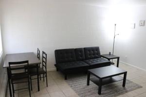 代顿Relaxing 1-Bedroom Apartment In Dayton的客厅配有沙发和桌椅