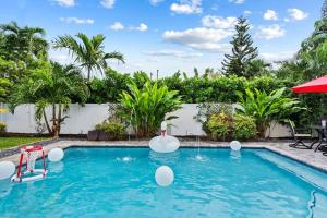 Wilton Manors Oasis with an outdoor Pool内部或周边的泳池