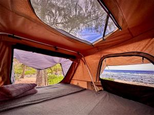 帕依亚Explore Maui's diverse campgrounds and uncover the island's beauty from fresh perspectives every day as you journey with Aloha Glamp's great jeep equipped with a rooftop tent的海滩上的海景帐篷