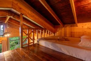 图里亚尔瓦Cabaña El Ciprés: Vistas increíbles y Mirador的小木屋内带两张床的房间