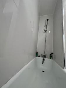 伦敦Relaxing&Cozy Room的浴室设有带淋浴的白色浴缸。