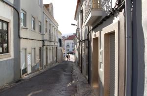 塞辛布拉Casa da Tia Matilde的一条空洞的小巷,人们沿着街道走着