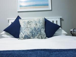 克莱克斯多普VillaMed Guesthouse的一张带蓝色枕头的床和枕头