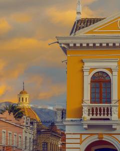 里奥班巴Hotel Nuestra Casa的黄色的建筑,上面有一个圆顶
