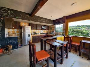 卡利La Mercedes Lite Hostal By MH的厨房配有桌椅和冰箱。