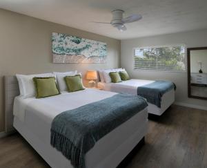 伊斯拉莫拉达La Siesta Resort & Villas的一间卧室设有两张床和窗户。